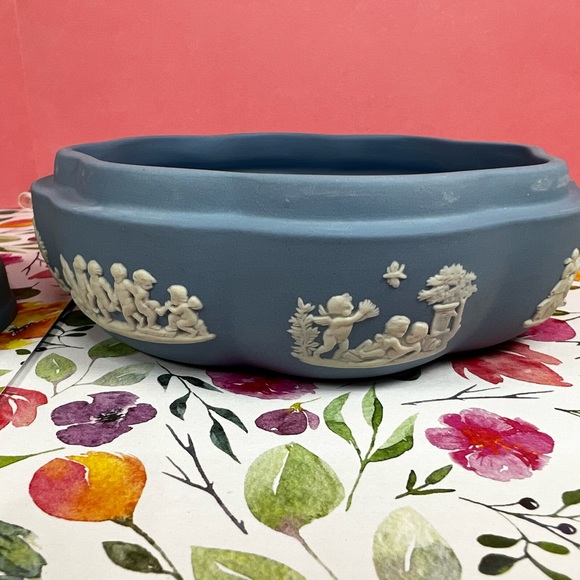 Wedgwood Blue Jasperware, Trinket Box With Lid, 5” Round Scalloped Garden Theme - Picture 11 of 17